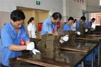 熱烈祝賀集團(tuán)白沙溪茶廠總經(jīng)理劉新安、常務(wù)副總經(jīng)理肖益平、益陽(yáng)茶廠質(zhì)管部經(jīng)理黃燕入選第四批省級(jí)非物質(zhì)文化遺產(chǎn)代表性傳承人